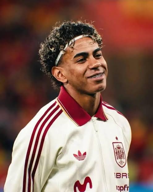 Lamine Yamal smiling before a match for Spain