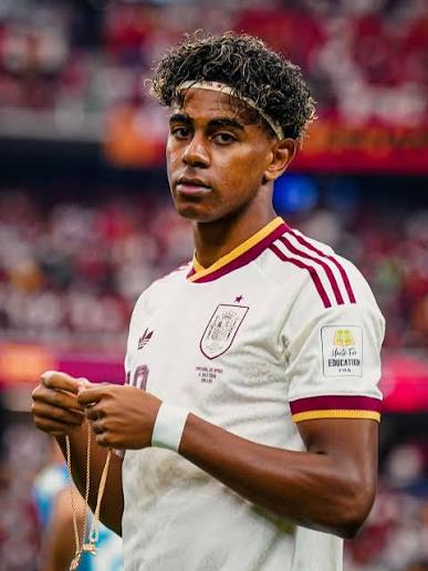 Lamine Yamal focused in Spain national team kit
