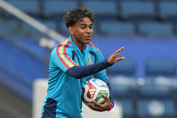 Lamine Yamal directing play during a Spain training session